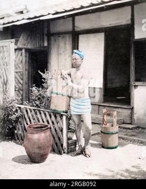 Photo ancienne de la fin du XIXe siècle : portier japonais, coolie, porte-eau, Japon. Banque D'Images