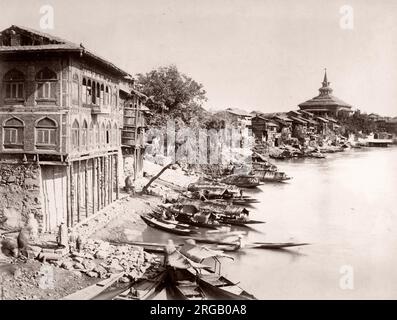 Photographie ancienne de la fin du XIXe siècle : vue à Srinagar, Cachemire, fleuve Jhelum. Banque D'Images