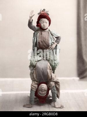 C. 1880 Japon - interprètes acrobates de rue sans poignée Banque D'Images