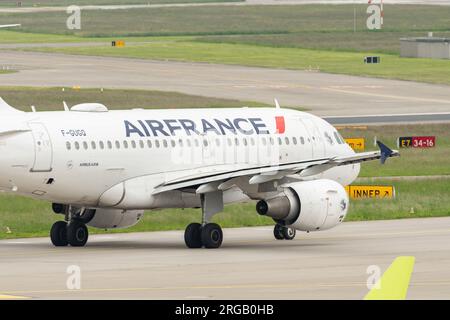 Zurich, Suisse, le 19 mai 2023 l'Airbus A318-111 de F-GUGQ Air France roule au-dessus de l'aire de trafic Banque D'Images