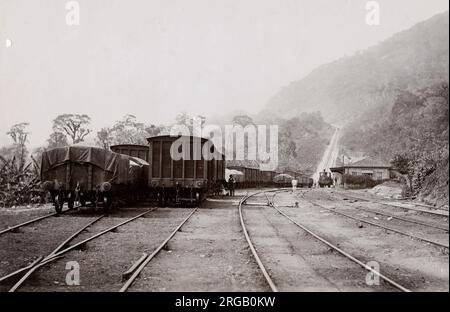 Photographie ancienne du XIXe siècle : chemin de fer Santos et Sao Paulo, gare inclinée, Brésil. Banque D'Images