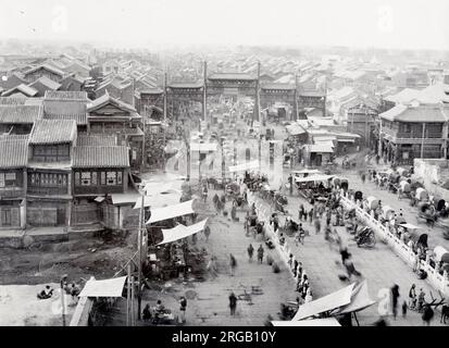 Photo du début du XXe siècle : Paifang, pailou, scène d'arc et de rue, Pékin, Beijing, Chine Banque D'Images