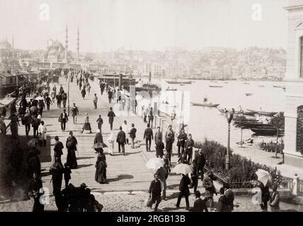 Photographie ancienne du XIXe siècle: Turquie, Constantinople, Istanbul - piétons sur le pont de Galata. Banque D'Images