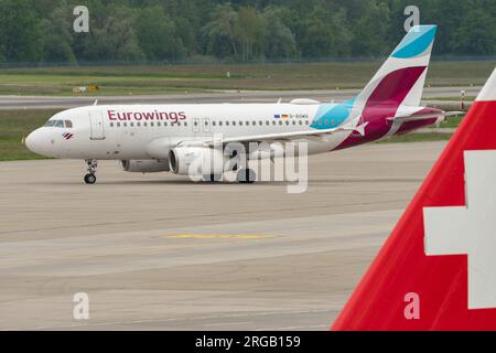 Zurich, Suisse, le 19 mai 2023 l'Airbus A319-132 de D-AGWO Eurowings roule sur l'aire de trafic Banque D'Images