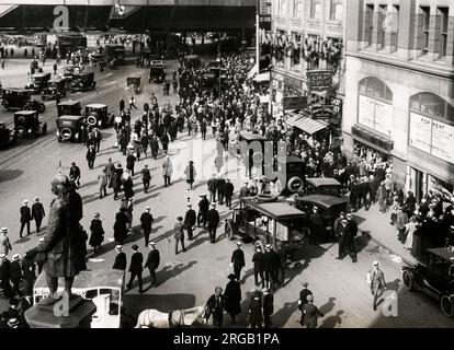 Les banlieusards à la maison, Park Row New York c..1920. Park Row est une rue située dans le quartier financier, du centre civique et quartiers de Chinatown de New York. Banque D'Images