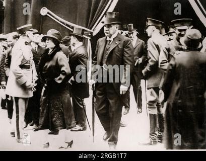 Au début du xxe siècle - photographie presse vintage American Banker, JP Morgan, en haut de forme et c'est pile, au moment où l'un des hommes les plus riches du monde, 1920 Banque D'Images