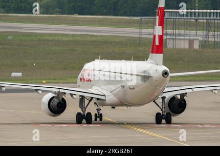 Zurich, Suisse, le 19 mai 2023 HB-IJP la compagnie aérienne internationale suisse Airbus A320-214 roule au-dessus de l'aire de trafic Banque D'Images