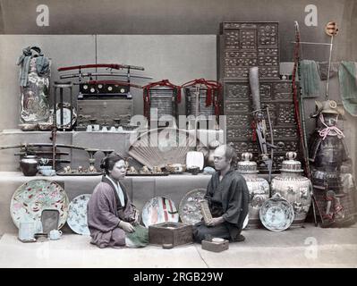 Boutique Curio, armure, porcelaine, Japon, vers 1880. Photographie vintage de la fin du 19th siècle Banque D'Images