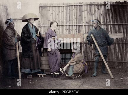 1860's Japon - Portrait d'une jeune femme dans un kago avec des porteurs Felice ou Felix Beato (1832 - 29 janvier 1909), photographe italien-britannique travaillant principalement en Inde, Japon, Chine Banque D'Images