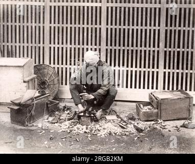 C.1880, le Japon - Carpenter avec des outils au travail Banque D'Images