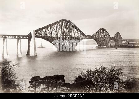 Photo du XIXe siècle : vue du pont ferroviaire sur le Firth of Forth, en Écosse, vue de la rive sud de la rivière. c.1890. Banque D'Images