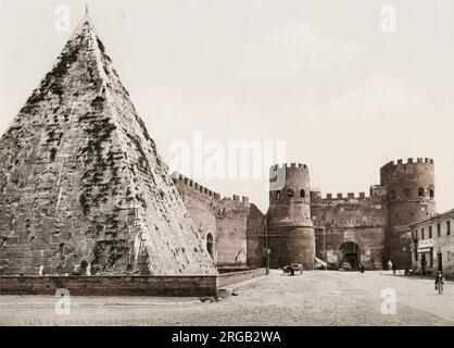 Photographie vintage du XIXe siècle : pyramide de Cestius. La Porta San Paolo (porte de San Paolo) est l'une des portes sud des remparts Aurelian du 3ème siècle de Rome, en Italie. Banque D'Images