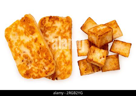Deux tranches frites et cubes de fromage halloumi avec piment rouge isolé sur blanc. Vue de dessus. Banque D'Images