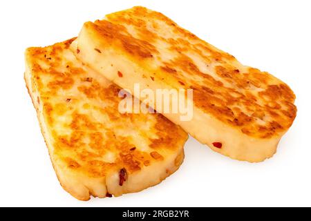 Deux tranches frites de fromage halloumi au piment rouge isolé sur blanc. Banque D'Images