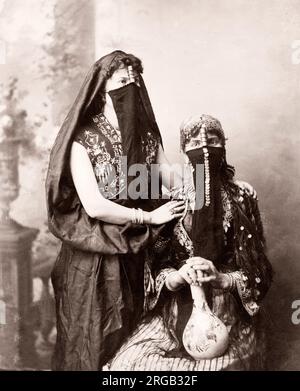 19e siècle vintage photo - Égypte - portrait de femmes égyptiennes voilées avec un vase Banque D'Images