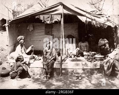 La vie quotidienne en Inde, groupe familial, c.1880. Banque D'Images