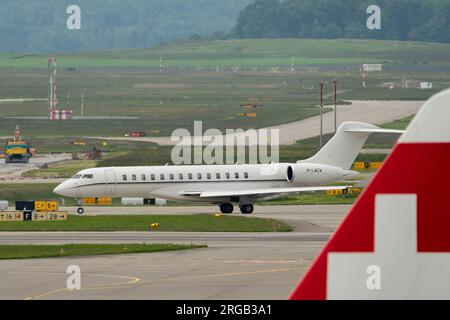 Zurich, Suisse, le 19 mai 2023 l'avion d'affaires M-LWCW Bombardier Global 7500 roule à sa position Banque D'Images