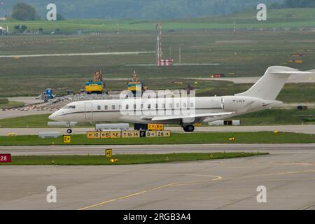 Zurich, Suisse, le 19 mai 2023 l'avion d'affaires M-LWCW Bombardier Global 7500 roule à sa position Banque D'Images