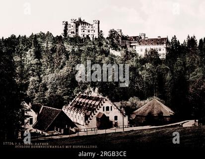 Vintage XIXe siècle / 1900 photographie: Château Hohenschwangau, un palais du XIXe siècle dans le sud de l'Allemagne. C'était la résidence d'enfance du roi Louis II de Bavière et fut construit par son père, le roi Maximilian II de Bavière. Banque D'Images