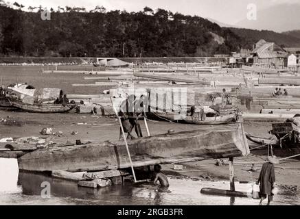 Les constructeurs de bateaux dans un chantier naval, Hong Kong, c.1900 Banque D'Images