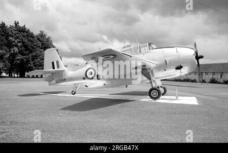 (Ex Royal New Zealand Air Force) - Grumman TBF-1C Avenger NZ2504 (msn 5219, ex INST182, ex Buno 24336), sur le garde-porte de RNZAF te Rapa, près de Hamilton. Pris avant que le dessous ait été peint en bandes noires et jaunes à tube cible, avec les reflets des plinthes en béton donnant des effets d'éclairage étonnants. Banque D'Images