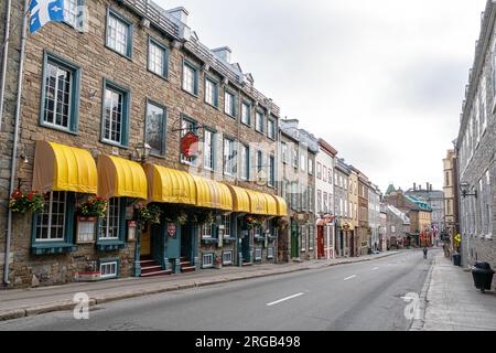 Rue typique du Vieux-Québec photographiée tôt le matin. Banque D'Images