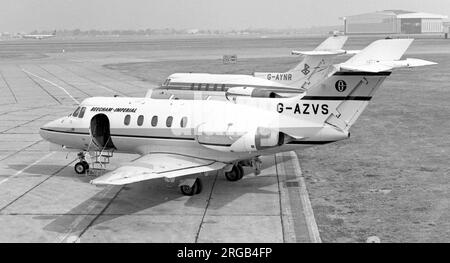 Hawker-Siddeley HS-125-3B/RA G-AZVS (msn 25132), de Beecham Imperial Aviation Limited, à l'aéroport de Londres Heathrow en compagnie de HS-125-400 G-AYNR. Banque D'Images