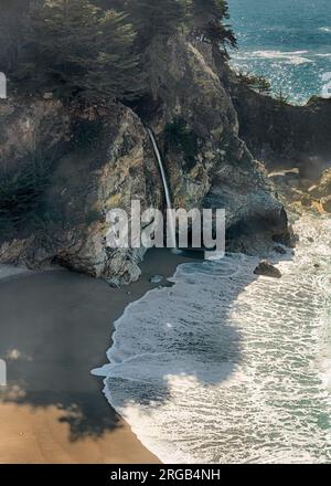 McWay Falls, Julia Pfeiffer Burns State Park, Big Sur, Californie Banque D'Images