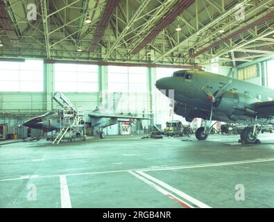 Royal Air Force - Panavia Tornado GR.1 ZD849 'AJ-F', de l'escadron No.617 (Dambusters), avec le vol commémoratif Dakota de la bataille de Grande-Bretagne, dans un hangar à RAF Marham. Banque D'Images