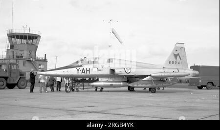 Royal Norwegian Air Force - Northrop F-5B-20-NO Freedom Fighter 69241 'F-AH' (msn N. 9005, 66-9241), du 332 Escadron, à RAF Bentwaters le 19 juin 1971. Banque D'Images