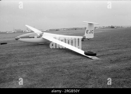 Vickers-Slingsby T.65C Sport Vega EJC (msn 1946, BGA 2714, civil reg G-DEJC), lors d'un concours régional de glisse en 1980s. Banque D'Images