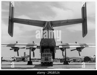 Royal Air Force - Blackburn Beverley C.1 XB285, de l'escadron n° 53, chargé à la RAF Akrotiri (Chypre) pour un dépôt d'air. Banque D'Images