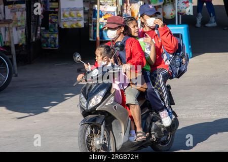 SAMUT PRAKAN, THAÏLANDE, FÉVRIER 08 2023, Une famille avec enfants roule ensemble sur la même moto Banque D'Images