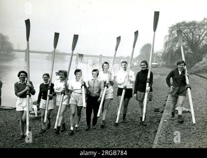 London University Women's Rowing Eight Team par The River Thames, 21 janvier 1956 Banque D'Images