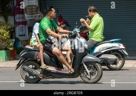 PRACHIN BURI, THAÏLANDE, FÉVRIER 26 2023, Un homme roule avec une fille sur une moto. Banque D'Images