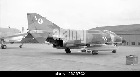 Royal Air Force - McDonnell Douglas Phantom FG.1 XV571 'A', de l'escadron no 43, à la RAF Leuchars. (Les FG.1 étaient d'anciens fantômes de la Marine royale, transférés à la RAF, juste avant et après la mise hors service du dernier porte-avions, le HMS Ark Royal). Banque D'Images