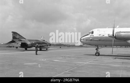 Spanish Air Force - McDonnell F-4C Phantom II C.12-40, à la RAF Wattisham, en train de rouler en passant par Andover C.1 XS603 de l'escadron no.CXV. Banque D'Images