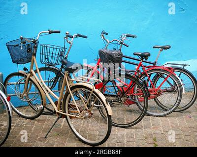 Typique de Copenhague : vélos garés dans le centre-ville. Copenhague est la meilleure ville pour le vélo, tout le monde monte un vélo et il est sûr. Banque D'Images