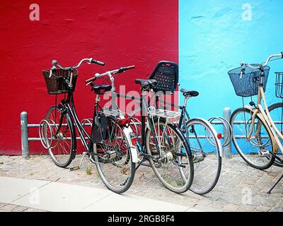 Copenhague : vélos garés dans le centre-ville. Copenhague est la meilleure ville de vélo, louer un vélo est le meilleur moyen de se déplacer ou d'explorer la ville Banque D'Images