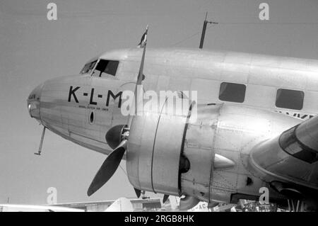 Douglas DC-2-115E pH-AKH 'Haan' (msn 1354,14), de KLM (Koninklijke Luchtvaart Maatschappij N.V. - Royal Aviation Company, Inc.) à l'aéroport de Croydon. Une étude du fuselage tribord et de l'aile intérieure, de l'arrière. Banque D'Images