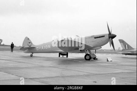 Vickers-Supermarine Type 502 Spitfire Tr.8 G-AIDN 'R.J. Mitchell' (msn 6s-729058, ex MT818, ex N-32), à la rue RAF Mawgan pour un affichage aérien. Banque D'Images