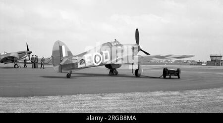 Vol commémoratif de la bataille de Grande-Bretagne - Hawker Hurricane Mk.IIC LF363 'LE-d', à la RAF Waddington en mai 1975, marqué comme 'd' du n° 242 Escadron, tel que piloté par Douglas Bader. Banque D'Images