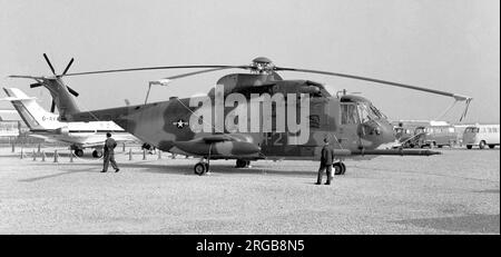 United States Air Force - Sikorsky HH-3E Jolly Green Giant 66-13281 (msn 61579) du 48th Aerospace Rescue and Recovery Squadron, au salon de l'air de Paris le 1967 juin, avec série de spectacles aériens 'H-211'. En avion avec l'ARRS 37th, 13281 a été abattu par un incendie au sol lors d'une mission SAR au Laos, le 24 octobre 1969. Les 4 membres de l'équipage ont survécu et ont été sauvés, mais l'hélicoptère a été détruit par un incendie amical pour empêcher la capture d'équipement utile. Banque D'Images