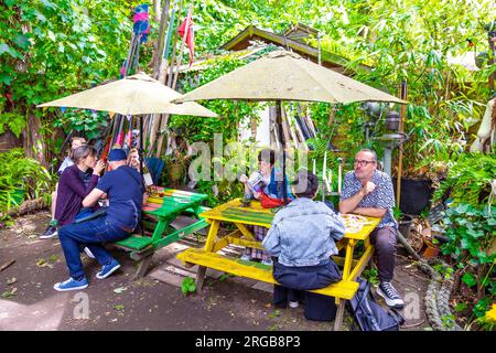 Café dans un jardin de la communauté d'artistes Eel Pie Island à Twickenham, Londres, Royaume-Uni Banque D'Images