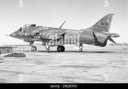 United States Marine corps - Hawker Siddeley AV-8A Harrier Mk.50 158707 (msn 712101, code de base WH, call-sign '12'), de VMA-542, à la station aérienne de Marine corps Yuma, en janvier 1976. Banque D'Images