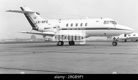 Hawker Siddeley HS-125 Series 1A/S522 LN-NPE (msn 25097), le premier HS-125 pour Busy Bee of Norway, à l'aéroport de Londres Heathrow. Banque D'Images