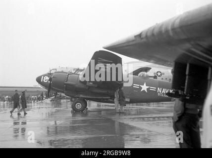 Marine des États-Unis - Lockheed PV-2 Harpoon de la base aérienne navale de St.Louis fournissant un abri lors d'une descente dans un spectacle aérien aux États-Unis. Banque D'Images