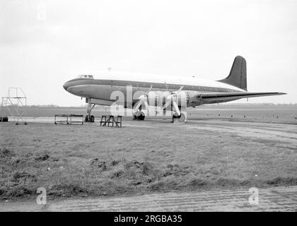 Handley page HP.81 Hermes IV G-ALDL (msn 13), de Skyways Ltd, à l'aéroport de Stansted en décembre 1961, après avoir été re-possession d'Air Safaris. Banque D'Images