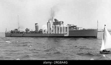 Royal Navy - HMS Escort, un destroyer de classe E, construit pour la Royal Navy au début des années 1930 Bien qu'affecté à la Home Fleet à son achèvement, le navire a été rattaché à la Mediterranean Fleet en 1935-36, pendant la crise d'Abyssinie. Pendant la guerre civile espagnole de 1936-1939, elle passe beaucoup de temps dans les eaux espagnoles, appliquant le blocus des armes imposé par la Grande-Bretagne et la France des deux côtés du conflit. L'escorte est affectée à des missions d'escorte de convois et de patrouille anti-sous-marine dans les approches occidentales, lorsque la Seconde Guerre mondiale commence en septembre 1939. Pendant la campagne de Norvège, le navire escorte Banque D'Images