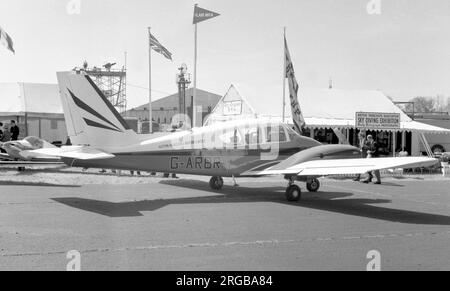 Piper PA-23-250 Aztec G-ARBR (msn 27-170), à la Biggin Hill Air Fair en mai 1965. Banque D'Images